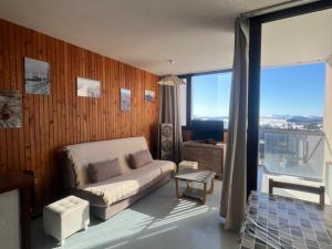 un salon avec un canapé et une télévision dans l'établissement Appartement familial 6 pers. à Super Besse, proche pistes - FR-1-814-131, à Besse-et-Saint-Anastaise