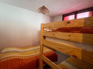 une chambre avec deux lits superposés et une fenêtre dans l'établissement Appartement familial 6 pers. à Super Besse, proche pistes - FR-1-814-131, à Besse-et-Saint-Anastaise
