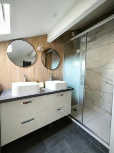 a bathroom with two sinks and a shower at Apartement Duplex proche Paris, Aéroport CDG Stade de France Parc Expo Villepinte in Le Blanc-Mesnil +29 photos