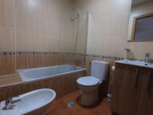 ein Badezimmer mit Toilette, Badewanne und Waschbecken in der Unterkunft El Oasis of Ruidera in Ruidera + 25 Fotos