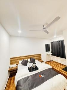 a bedroom with a bed with a black and white blanket at K7 Hotel & Restaurant in Rānchī +50 photos