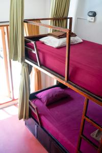 Postel nebo postele na pokoji v ubytování Naughty Nest Hostel Bali