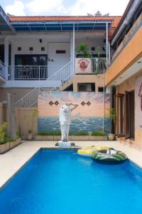Bazén v ubytování Naughty Nest Hostel Bali nebo v jeho okolí