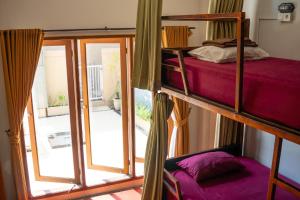 Postel nebo postele na pokoji v ubytování Naughty Nest Hostel Bali