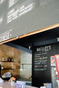 Certifikát, hodnocení, plakát nebo jiný dokument vystavený v ubytování Naughty Nest Hostel Bali