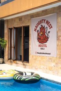 Bazén v ubytování Naughty Nest Hostel Bali nebo v jeho okolí