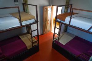 Postel nebo postele na pokoji v ubytování Naughty Nest Hostel Bali