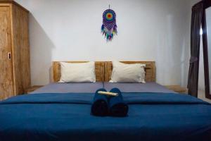 Postel nebo postele na pokoji v ubytování Naughty Nest Hostel Bali