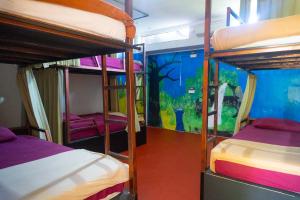 Postel nebo postele na pokoji v ubytování Naughty Nest Hostel Bali