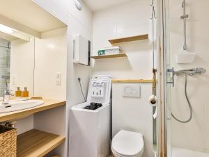 Bilik mandi di Appartement au pied de la plage, vue imprenable sur la mer