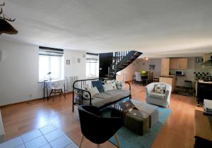 una sala de estar con un sofá y una mesa en LE COSY duplex centre ville, en Betton 19 fotos más