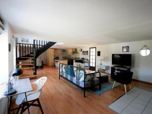 a living room with a table and a dining room at LE COSY duplex centre ville in Betton