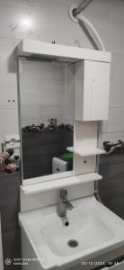 een keuken met een wastafel en een spiegel bij appartement T3 équipe in Matriouene +17 foto's