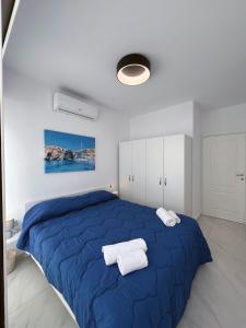Ένα ή περισσότερα κρεβάτια σε δωμάτιο στο Bay Seafront Apartment +10 φωτογραφίες
