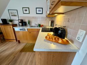 Una cocina con una encimera con un bagel encima. en Oewern Diek App 08, en Wustrow 12 fotos más