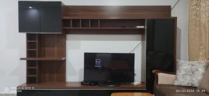 een woonkamer met een flatscreen-tv in een kamer bij appartement T3 équipe in Matriouene