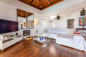 TV a/nebo společenská místnost v ubytování Villa Oasis Beachfront Corralejo By Holidays Home