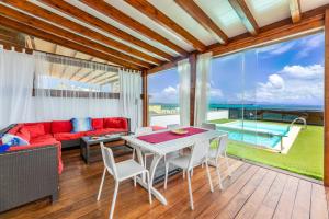 Bazén v ubytování Villa Oasis Beachfront Corralejo By Holidays Home nebo v jeho okolí