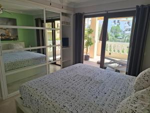 une chambre avec un lit et une vue sur un balcon dans l'établissement NICE 1 BEDROOM APARTMENT LOS CRISTIANOS, à Los Cristianos 18 autres photos