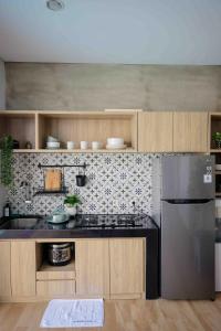 バトゥにあるRumansa Villa Batuのキッチン(コンロ、冷蔵庫付)