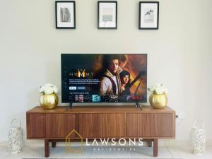 Μια τηλεόραση ή/και κέντρο ψυχαγωγίας στο Beachside 5-Bed Villa with Private Pool