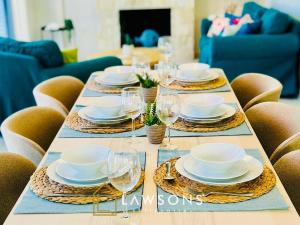 Χώρος καθιστικού στο Beachside 5-Bed Villa with Private Pool