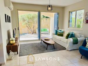 Χώρος καθιστικού στο Beachside 5-Bed Villa with Private Pool +42 φωτογραφίες