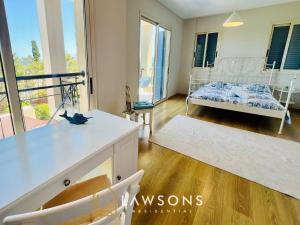 Ένα ή περισσότερα κρεβάτια σε δωμάτιο στο Beachside 5-Bed Villa with Private Pool