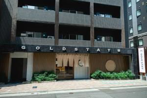 名古屋市にあるGOLD STAY Nagoya Sakae ゴールドステイ名古屋栄 の正面に看板がある建物