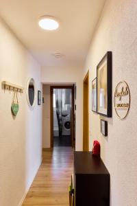 Cette chambre dispose d'un couloir avec une table et une porte. dans l'établissement DREAMS,3SZ bis 6P, Parkplatz, Ulmer Münster, Legoland, à Neu-Ulm 23 autres photos