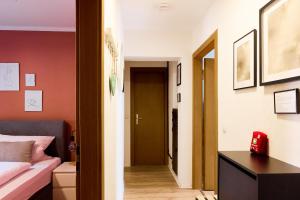 Cette chambre dispose d'un lit et d'un couloir avec une porte. dans l'établissement DREAMS,3SZ bis 6P, Parkplatz, Ulmer Münster, Legoland, à Neu-Ulm