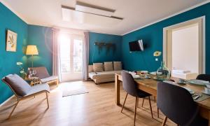 - un salon avec des murs bleus, une table et des chaises dans l'établissement DREAMS,3SZ bis 6P, Parkplatz, Ulmer Münster, Legoland, à Neu-Ulm