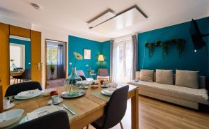 a living room with a table and a couch at Apartment für 6 Personen- Parkplatz- Hund- Balkon-Stadtmitte in Neu Ulm