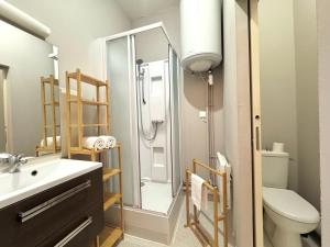 a bathroom with a shower and a toilet and a sink at Le Fablet, Hyper centre de Rennes in Rennes +13 photos
