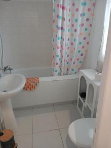 e bagno con servizi igienici e tenda per la doccia. di Le Lohan a Port-Saint-Louis-du-Rhône