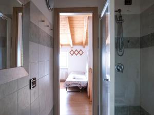 Et badeværelse på La Villetta - Casa vacanze perfetta con giardino, vista lago e piscina + 21 billeder