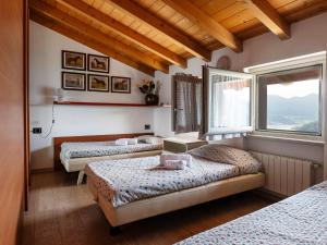 En eller flere senge i et værelse på La Villetta - Casa vacanze perfetta con giardino, vista lago e piscina