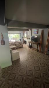 una sala de estar con un sofá y una mesa en Sayfiye Butik Otel, en Köyceğiz