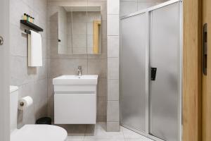 Un baño con inodoro blanco y ducha. en Blue Point Hotel, en Estambul 6 fotos más