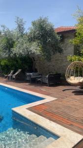 una piscina con bancos junto a un edificio en Sayfiye Butik Otel, en Köyceğiz