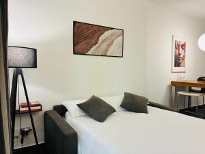 Postel nebo postele na pokoji v ubytování FC Home Suite