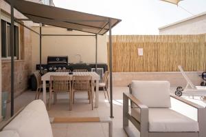 a patio with a table and chairs and a kitchen at YalaRent Eilat Villa 4BR Private Pool & Garden in Eilat