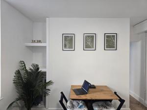 Una habitación con una mesa con una computadora portátil encima. en Seasalt Apartment, en Barmouth
