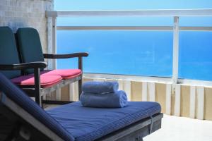 O vedere generală la mare sau o vedere la mare
luată din acest apartament