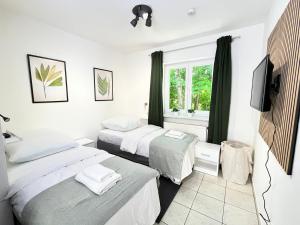 Ένα ή περισσότερα κρεβάτια σε δωμάτιο στο LTA Apartment Ingolstadt Irgertsheim-5 Schlafzimmer-Einzelbetten-WLAN-Waschmaschine