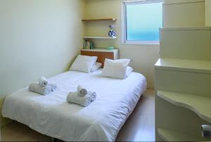 Un pat sau paturi într-o cameră la Netanya Panoramic Sea-View Apt with Mamad by Sea N' Rent