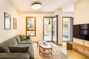 Μια τηλεόραση ή/και κέντρο ψυχαγωγίας στο Andromeda's Charm Old-Jaffa Haven with Shelter by Sea N' Rent