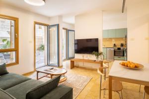 Η κουζίνα ή μικρή κουζίνα στο Andromeda's Charm Old-Jaffa Haven with Shelter by Sea N' Rent