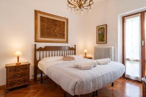 una camera da letto con un letto con due cuscini sopra di IRIS - Relaxing Alpine Getaway at Ballabio a Ballabio