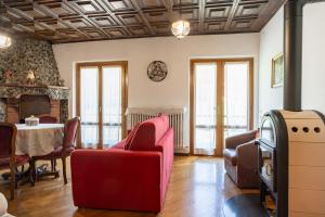 Area soggiorno di IRIS - Relaxing Alpine Getaway at Ballabio